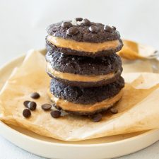 Stapel brownie koekjes met pindakaasvulling.
