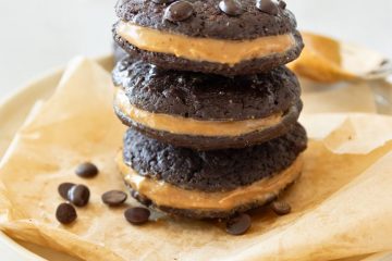 Stapel brownie koekjes met pindakaasvulling.