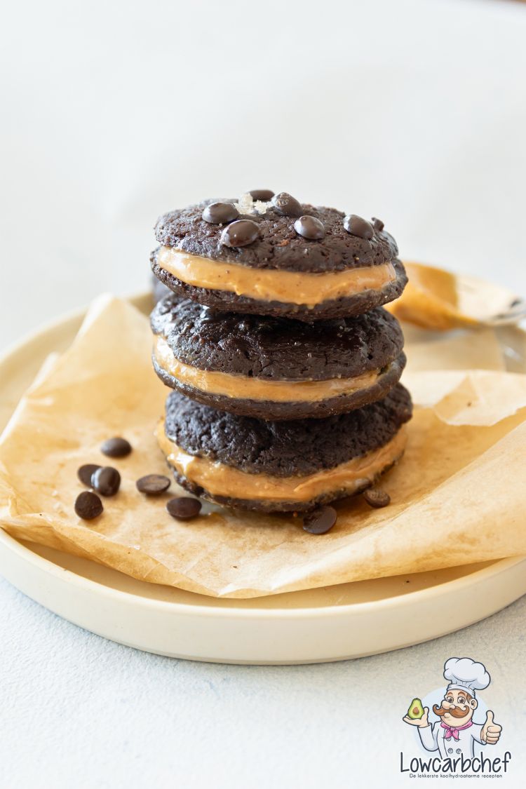 Stapel brownie koekjes met pindakaasvulling.