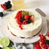 Koolhydraatarme limoen kwarktaart met vers fruit als topping.