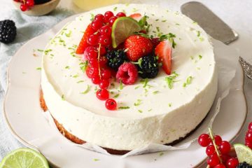 Koolhydraatarme limoen kwarktaart met vers fruit als topping.