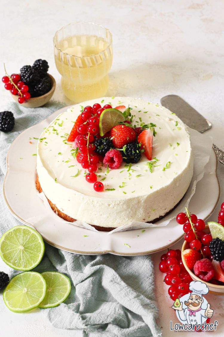 Koolhydraatarme limoen kwarktaart met vers fruit als topping.