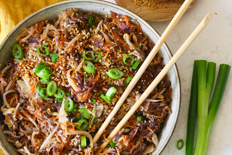 Koolhydraatarme loempia in een bowl