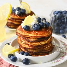 Koolhydraatarme ricotta pancakes met slagroom.