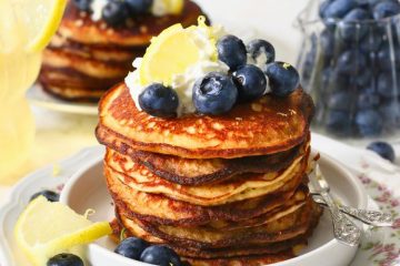 Koolhydraatarme ricotta pancakes met slagroom.