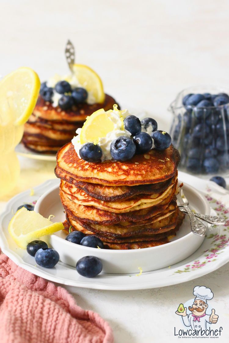 Koolhydraatarme ricotta pancakes met slagroom.