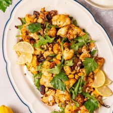 Geroosterde bloemkoolsalade met whipped feta.