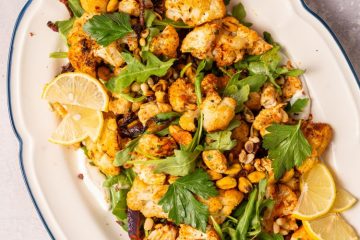 Geroosterde bloemkoolsalade met whipped feta.