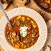Goulash soep met stokbrood.
