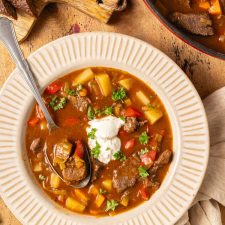 Goulash soep met stokbrood.