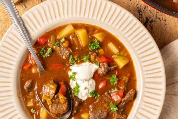 Goulash soep met stokbrood.