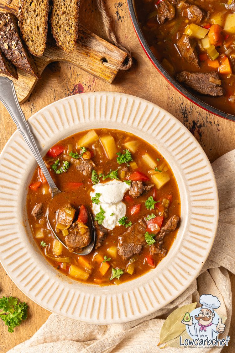 Goulash soep met stokbrood.