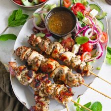 Souvlaki van de barbecue met Griekse salade