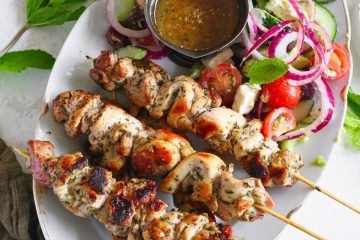 Souvlaki van de barbecue met Griekse salade