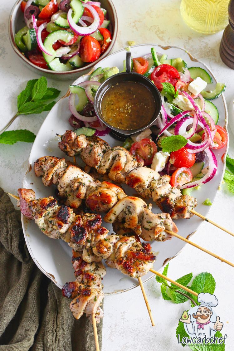 Souvlaki van de barbecue met Griekse salade