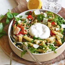Pastasalade met pesto en burrata.