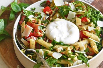 Pastasalade met pesto en burrata.