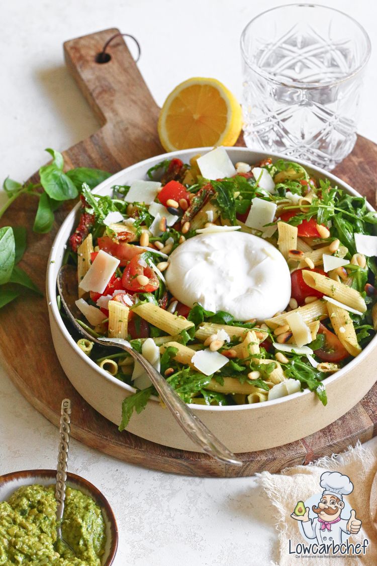 Pastasalade met pesto en burrata.