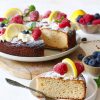 Citroen ricotta cake met bosvruchten.