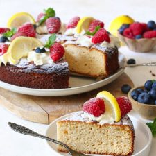 Citroen ricotta cake met bosvruchten.