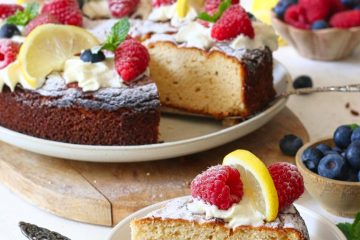 Citroen ricotta cake met bosvruchten.
