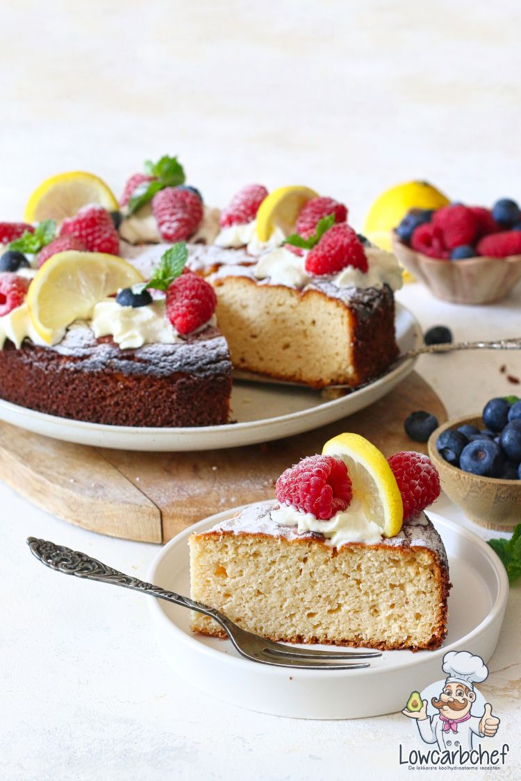 Citroen ricotta cake met bosvruchten.