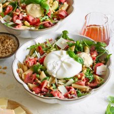 Rosbief pastsasalade met burrata, pijnboompitten en Parmezaanse kaas