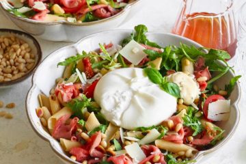 Rosbief pastsasalade met burrata, pijnboompitten en Parmezaanse kaas