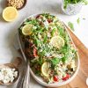Rucolastamppot met feta en pijnboompitten.