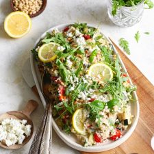 Rucolastamppot met feta en pijnboompitten.