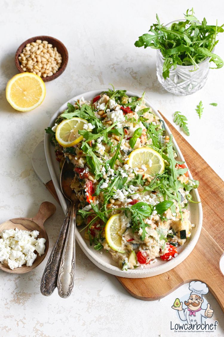 Rucolastamppot met feta en pijnboompitten.
