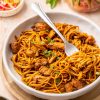 Surinaamse bami met koolhydraatarme spaghetti.