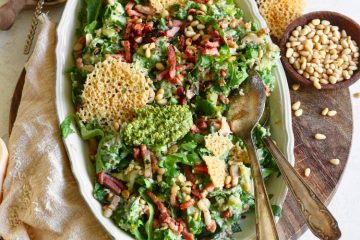 Zomerse andijviestamppot met pesto en spekjes.