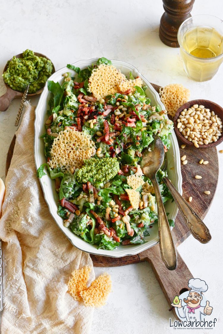Zomerse andijviestamppot met pesto en spekjes.