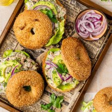 Keto bagels met tonijnsalade