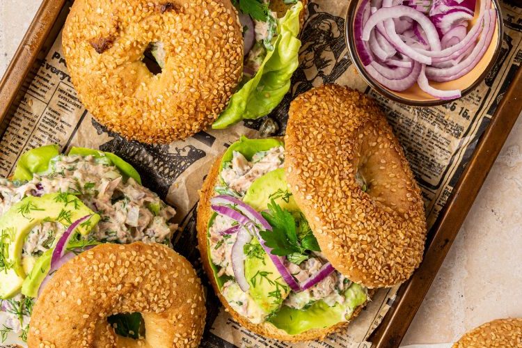 Keto bagel met tonijnsalade