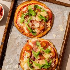 Pizza met mozzarella, cherrytomaten en prosciutto