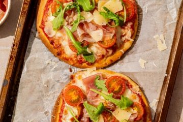 Pizza met mozzarella, cherrytomaten en prosciutto