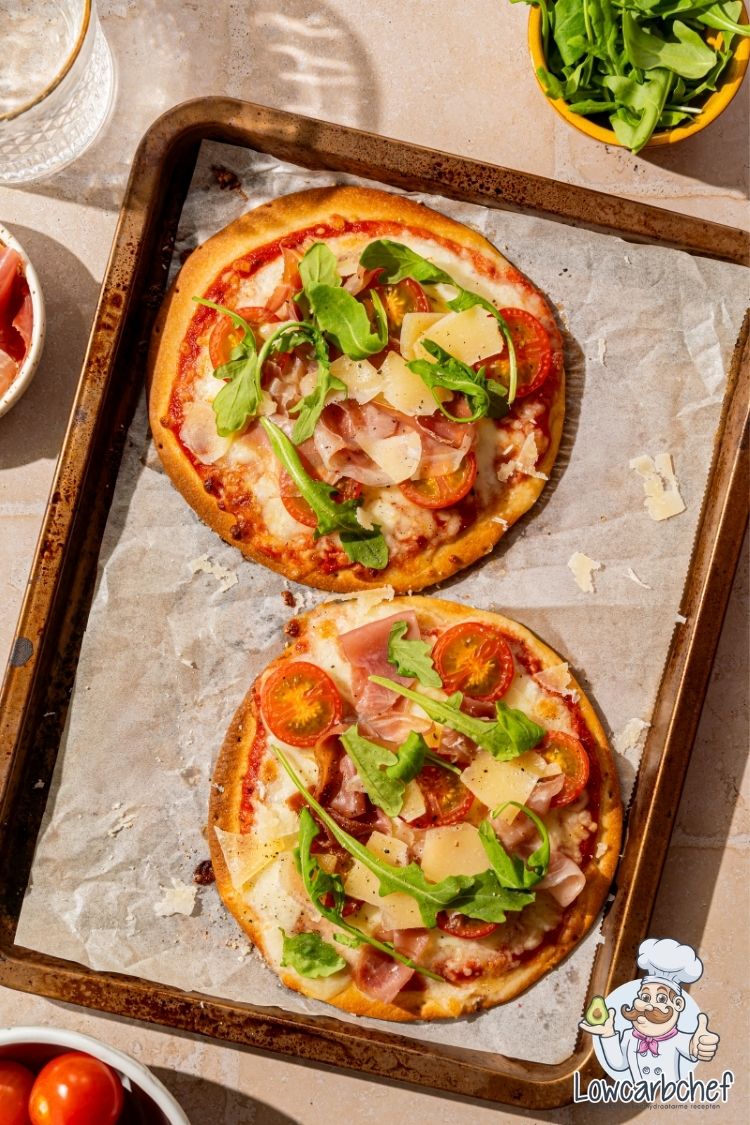Pizza met mozzarella, cherrytomaten en prosciutto