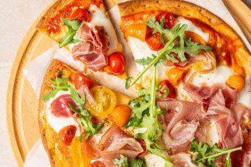 Pizza met mozzarella, cherrytomaten en prosciutto