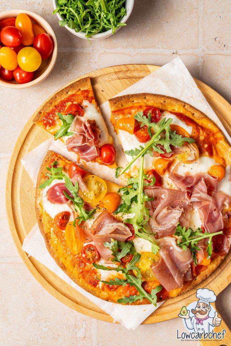 Pizza met mozzarella, cherrytomaten en prosciutto