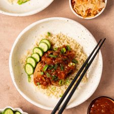 Bapi pangang met zuurgoed, komkommer en bloemkoolrijst