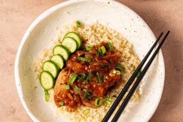 Bapi pangang met zuurgoed, komkommer en bloemkoolrijst