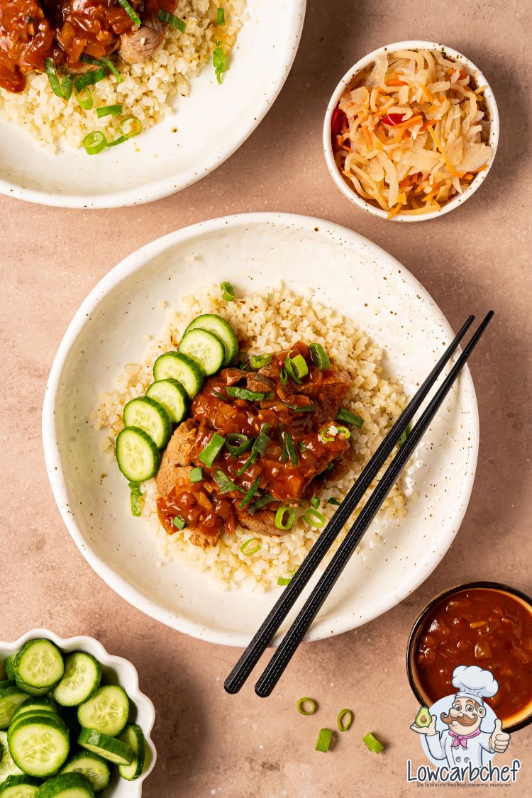 Bapi pangang met zuurgoed, komkommer en bloemkoolrijst