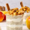 Chiapudding met gebakken appel en granola.