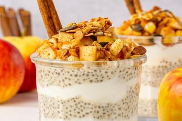 Chiapudding met gebakken appel en granola.