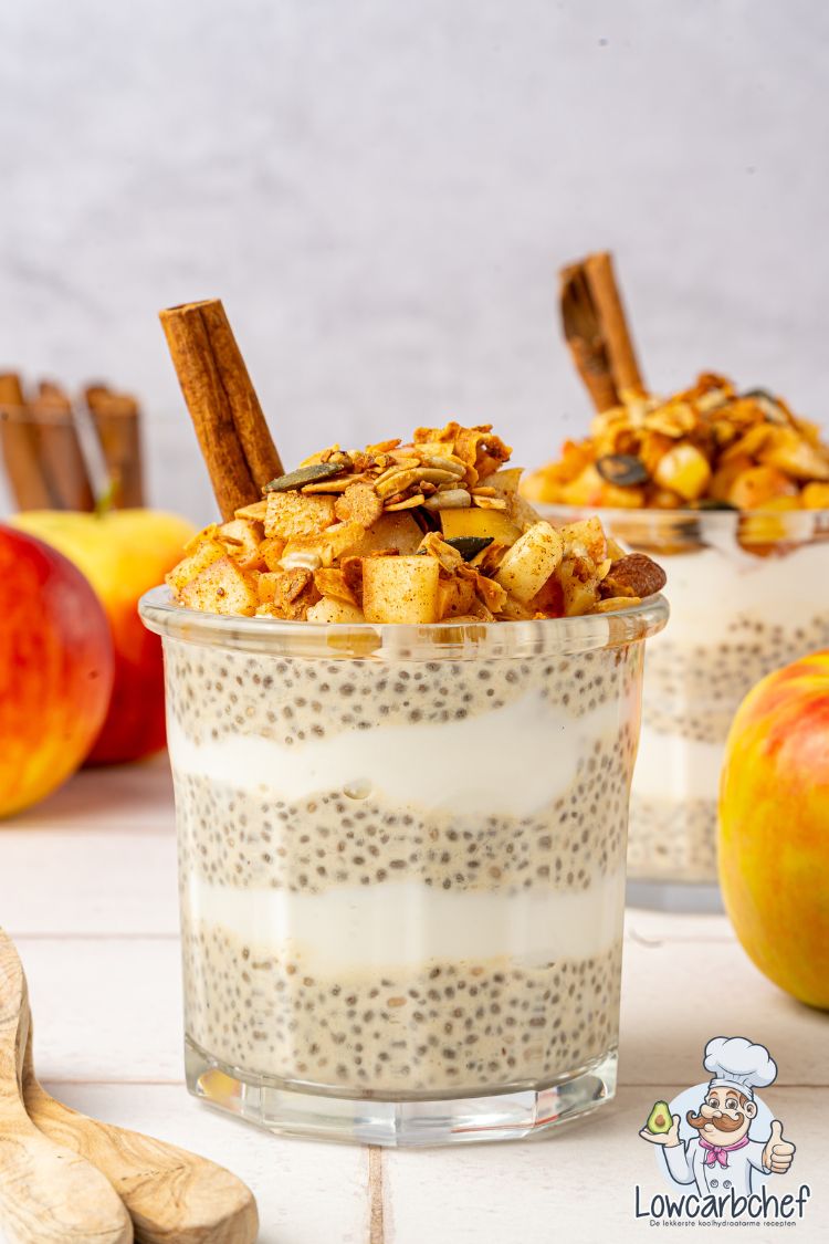 Chiapudding met gebakken appel en granola.