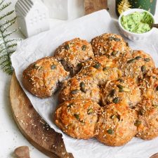 Koolhydraatarm breekbrood met geraspte kaas