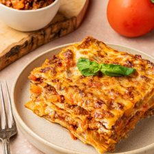 Lasagne bolognese op een bord