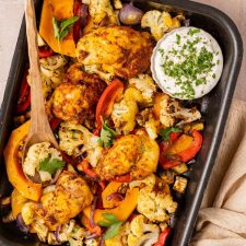 Marokkaanse traybake met kip, pompoen en bloemkool.